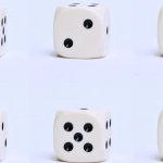 Математические формулы и алгоритмы онлайн-казино на цифровом фоне